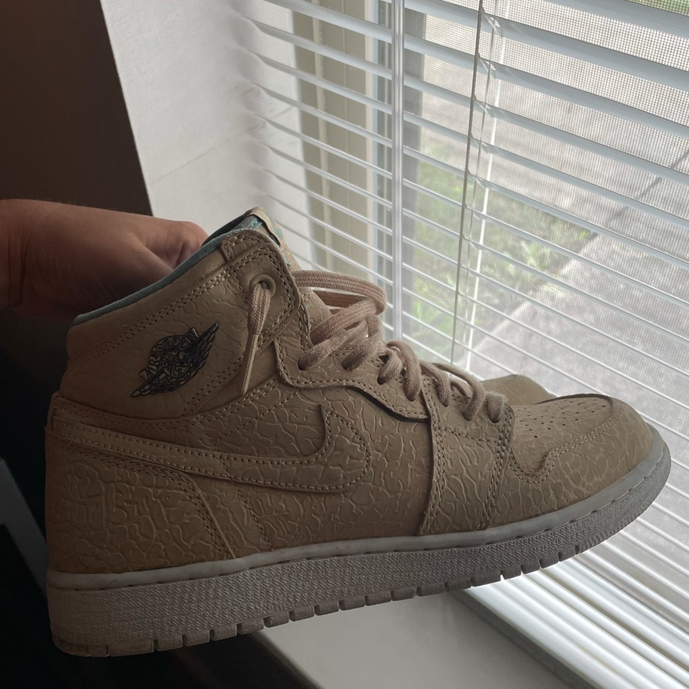 SOLD‼️ - Air Jordan 1 Retro High OG GG ‘Pearl’